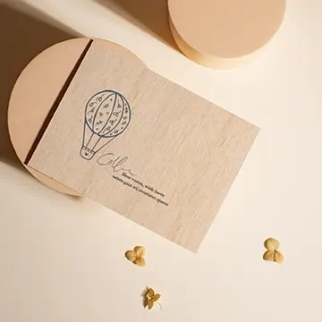 houten kaartje lief geboortekaartje met luchtballon