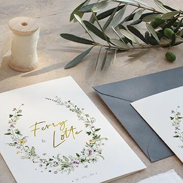 romantische trouwkaart met bloemenkrans